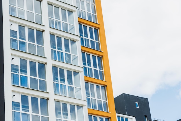 Nouveau bâtiment résidentiel moderne à plusieurs étages Fenêtres en plastique dans un nouvel appartement Appartement avec balcon