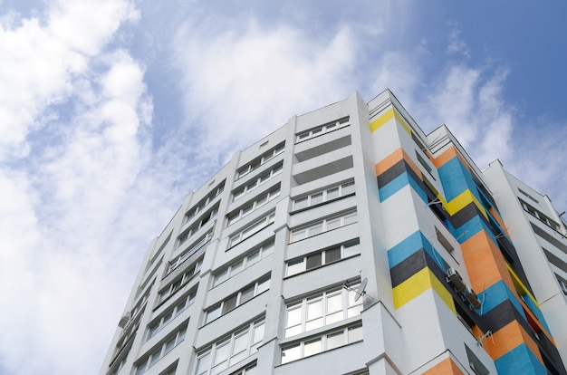 Nouveau bâtiment résidentiel de plusieurs étages et ciel bleu