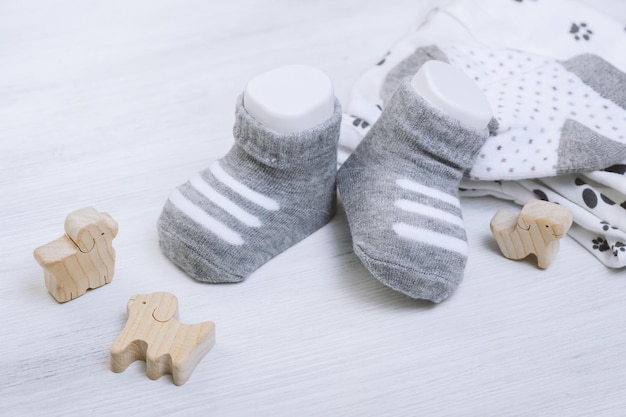 Nouveau bébé chaussettes sur planche de bois blanc nouveau-né et bébé concept