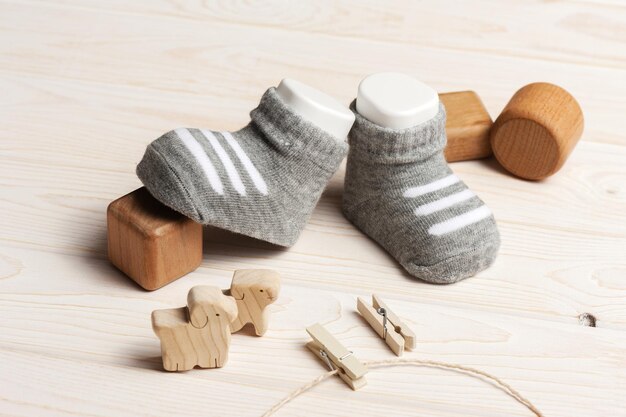 Nouveau bébé chaussettes sur planche de bois blanc nouveau-né et bébé concept