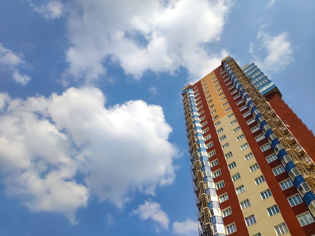 Nouveau bloc d&#39;appartements modernes avec balcon et ciel bleu