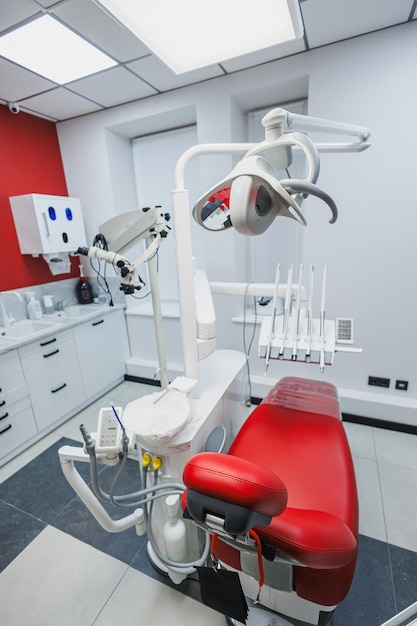 Photo nouveau cabinet dentaire vide avec chaise dentaire pour le traitement dentaire outils pour le traitement dentiste