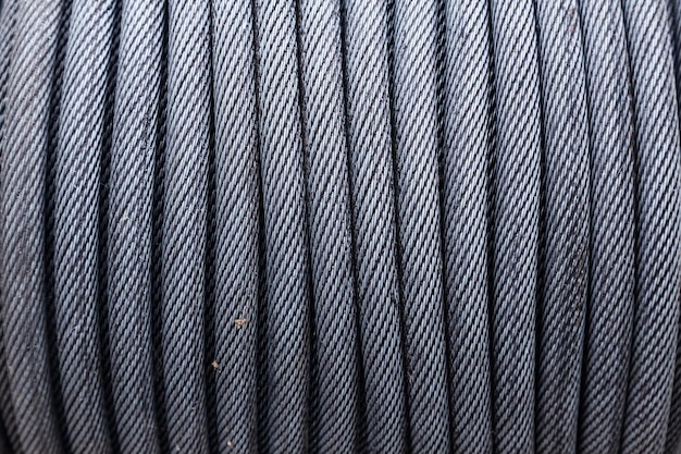 Nouveau câble en acier enroulé sur un gros plan de bobine La texture du câble en acier