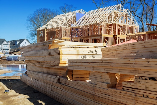 Photo nouveau cadre de maison de construction sous poutre