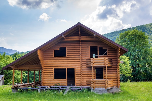 Photo nouveau chalet en bois avec balcon, terrasse, toit raide en construction