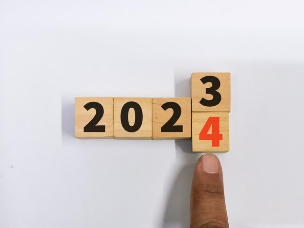 Photo nouveau concept d'année remplacement de l'année 2023 à 2024 sur des cubes en bois