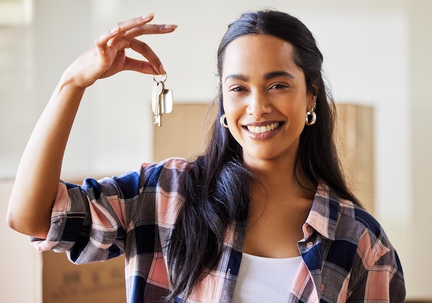 Un nouveau départ signifie un espoir renouvelé Photo d'une jeune femme montrant les clés de sa nouvelle maison