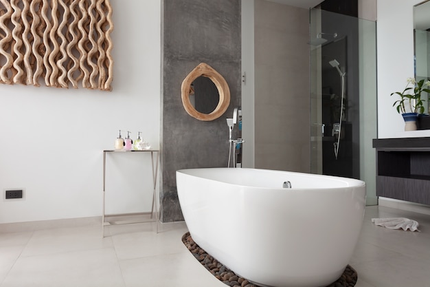 Nouveau design d'intérieur de salle de bain moderne avec baignoire en pierre blanche dans une nouvelle villa ou un hôtel Bâtiment moderne.