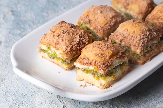 Nouveau dessert turc traditionnel baklava laiteux froid à la pistache (nom turc; soguk baklava)