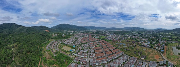 Nouveau développement immobilier Vue aérienne du quartier des maisons résidentielles et des allées pendant la journéeMaisons serréesVue panoramique sur les maisons privées à phuket en thaïlande