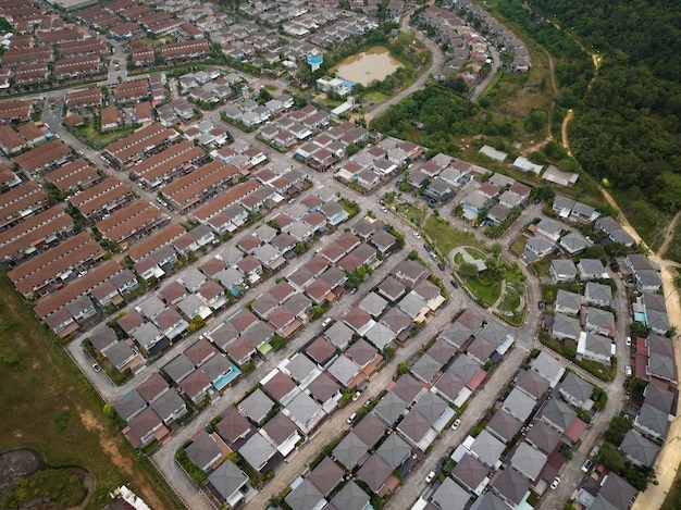 Nouveau développement immobilier Vue aérienne des maisons résidentielles et des allées du quartier pendant un coucher de soleil ou un lever de soleil d'automne Maisons serrées Vue de dessus sur des maisons privées à phuket en thaïlande