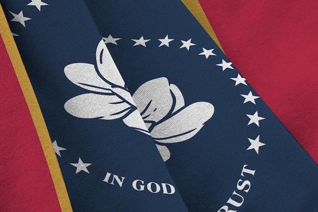 Nouveau drapeau d'état américain du Mississippi avec de grands plis agitant de près sous la lumière du studio à l'intérieur de l'offi