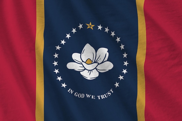 Nouveau drapeau d'état du Mississippi aux États-Unis avec de grands plis agitant de près sous la lumière du studio à l'intérieur Les symboles officiels et les couleurs de la bannière
