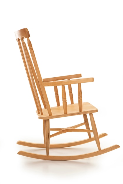 Nouveau fauteuil à bascule en bois sur le blanc