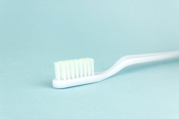 Nouveau gros plan de brosse à dents sur fond bleu Concept dentaire professionnel