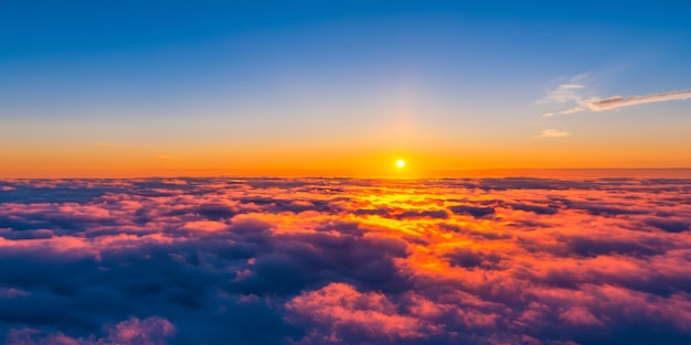 Un nouveau jour s'ouvre, le soleil se lève derrière les nuages