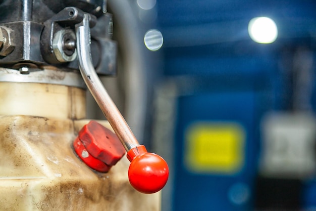 Nouveau levier de levage de voiture rouge gros plan dans un atelier de réparation automobile