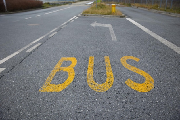 Nouveau marquage jaune de bus de ville sur la route