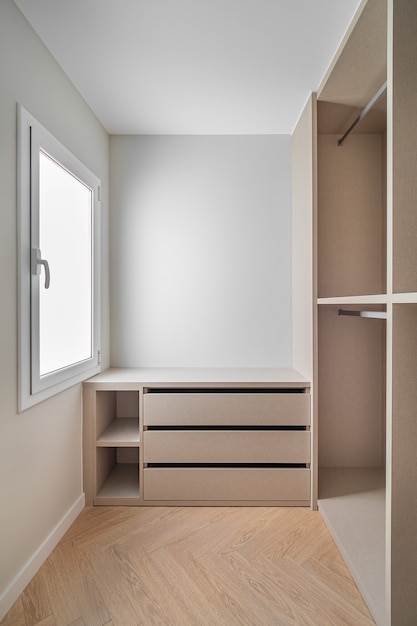 Nouveau meuble intégré dans un petit dressing pièce de rangement moderne et vide avec tiroirs d'armoire et...