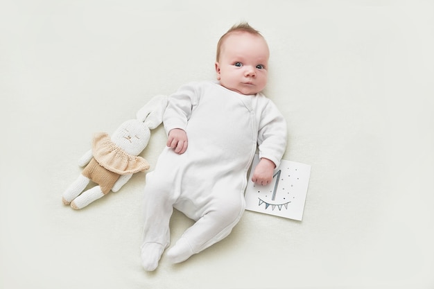 Nouveau-né 1 mois bébé garçon sur fond blanc. Concept de médecine et de santé, maternité et paternité heureuses. Maternité et clinique. Fête des pères et mères