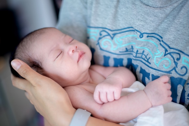 Nouveau-né asiatique. Adorable enfant et petit enfant de parent. Maman avec bébé. Mode de vie de la nouvelle famille avec amour.