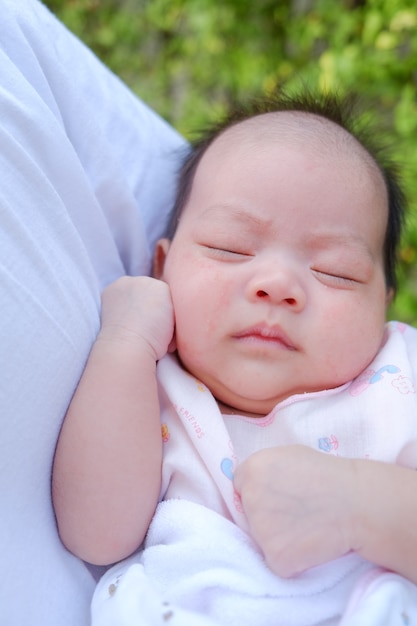 Nouveau-né asiatique bébé fille