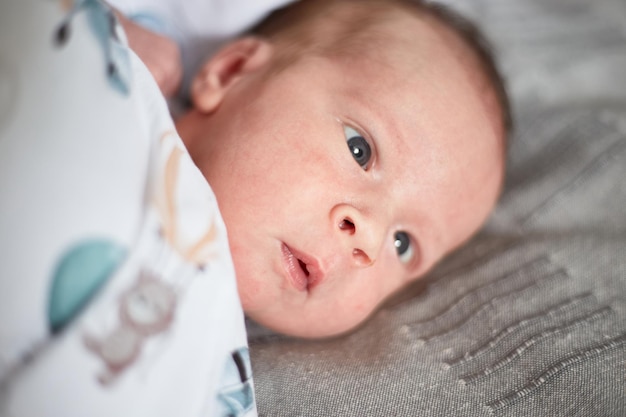 Nouveau-né un bébé garçon d'une semaine