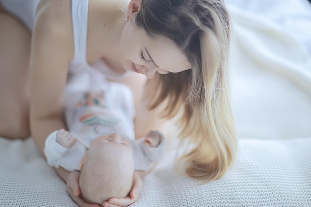 nouveau-né bébé maman soins maison famille