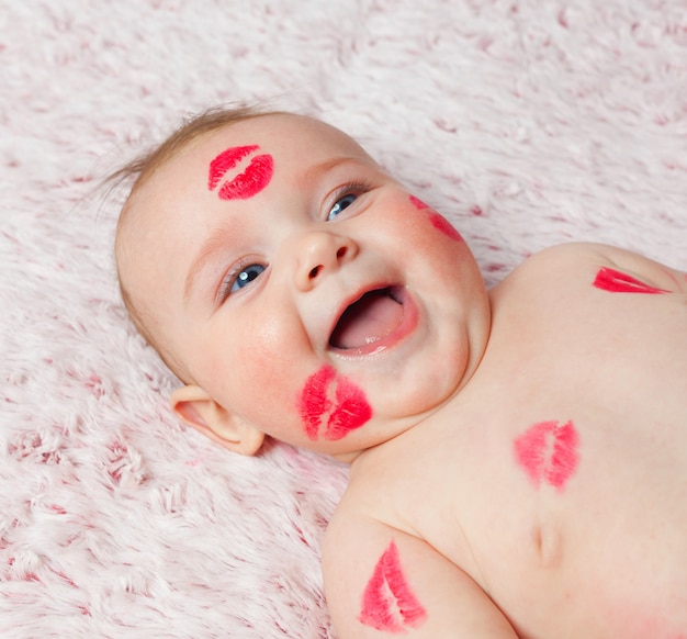 Nouveau-né bébé rempli de bisous