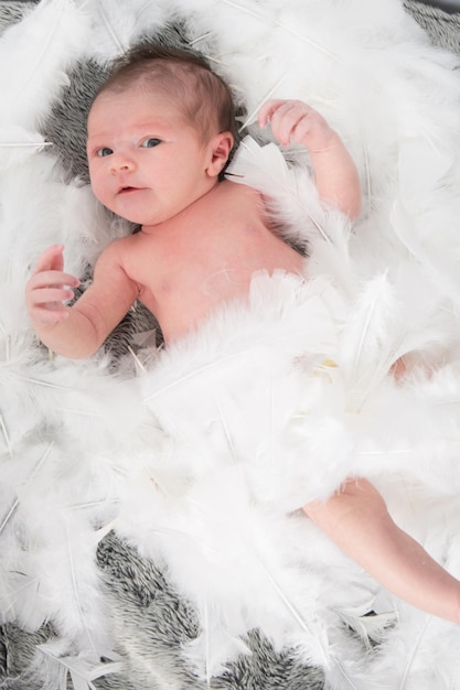 Nouveau-né en coton blanc et plumes