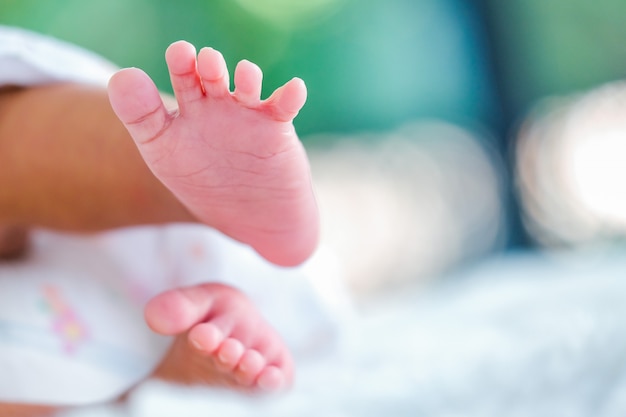 Nouveau-né sur une couverture blanche minuscule bébé pieds agrandi