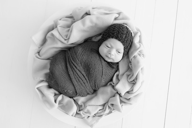 nouveau-né dans les bras de maman, photos en noir et blanc, monochrome