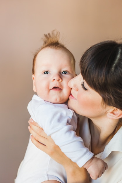 Nouveau-né dans les bras de la mère, famille et bébé, bébé minuscule