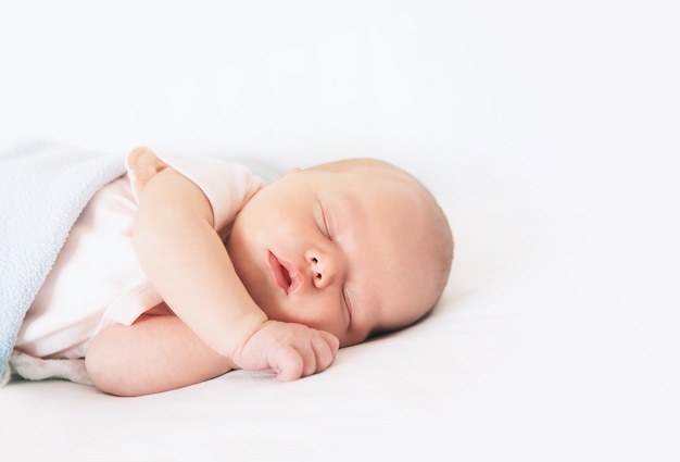 Le nouveau-né dort les premiers jours de sa vie. Mignon petit enfant nouveau-né dormant paisiblement