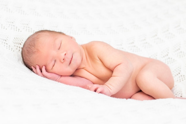 Le nouveau-né dort et sourit. gros plan, portrait, de, beau, bébé endormi