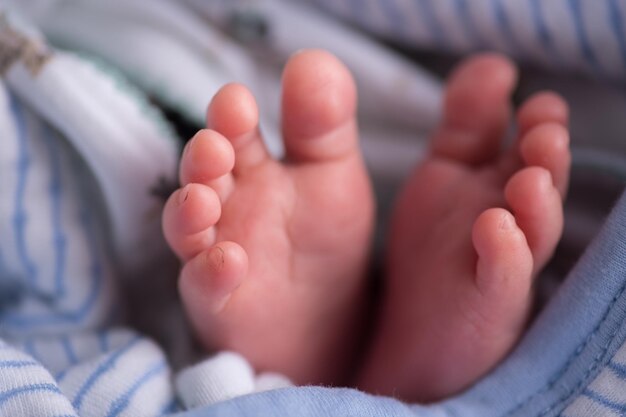 Nouveau-né doux bébé pieds partie du corps maternité délicate