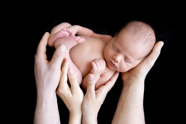 Photo un nouveau-né entre les mains des parents, un bébé qui dort entre les mains de papa et maman
