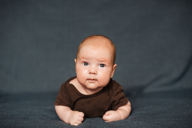 Nouveau-né garçon couché sur une couverture. Petit enfant caucasien