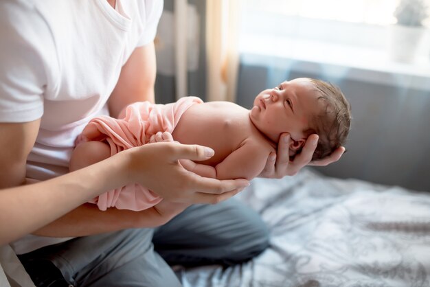 Nouveau-né avec maman et papa à la maison