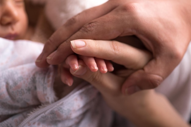 Nouveau-né petites mains partie du corps affection maternité