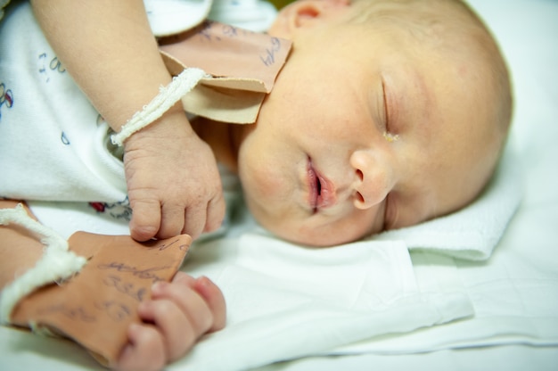 Un nouveau-né le premier jour de sa naissance à la maternité