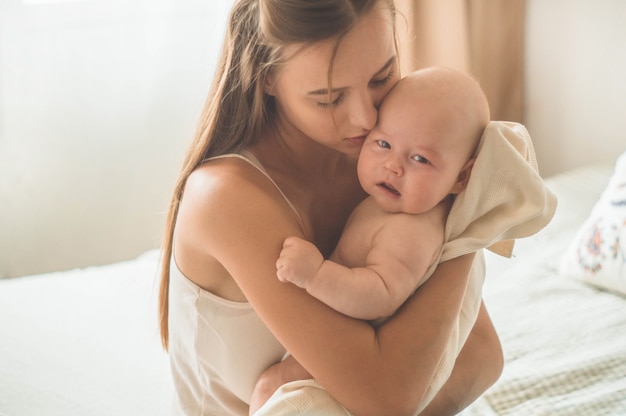 Nouveau-né avec sa mère sur le lit