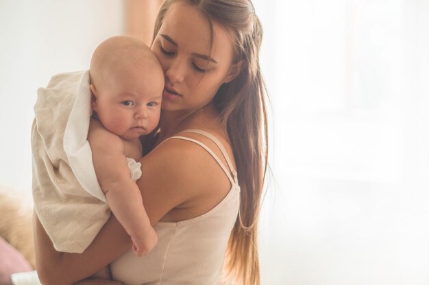 Nouveau-né avec sa mère sur le lit