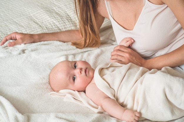 Nouveau-né avec sa mère sur le lit