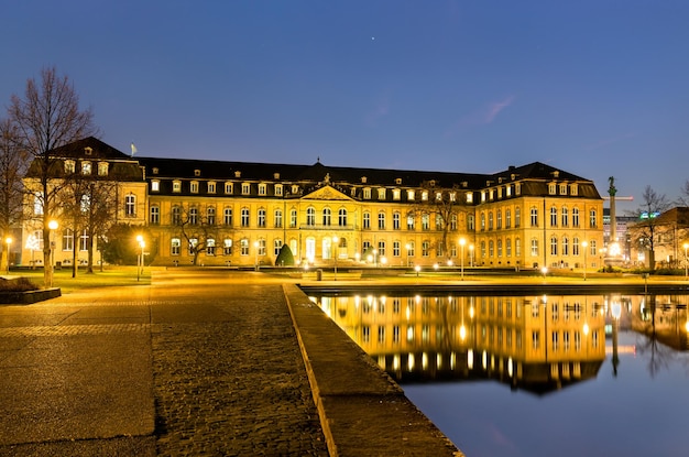 Nouveau palais à stuttgart en allemagne la nuit