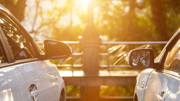 Nouveau parking en argent dans l&#39;espace de stationnement