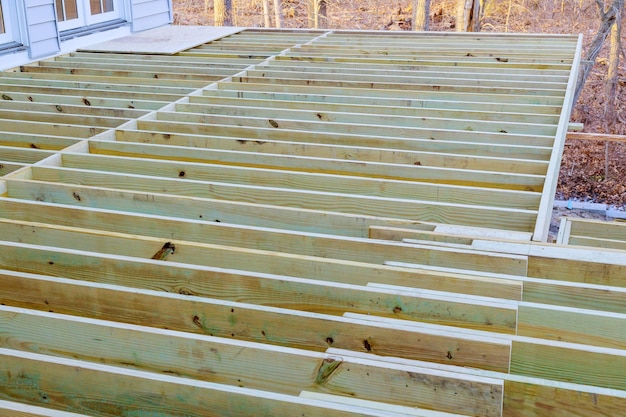 Nouveau patio à pont avec pont en bois moderne installant un plancher en bois pour le patio