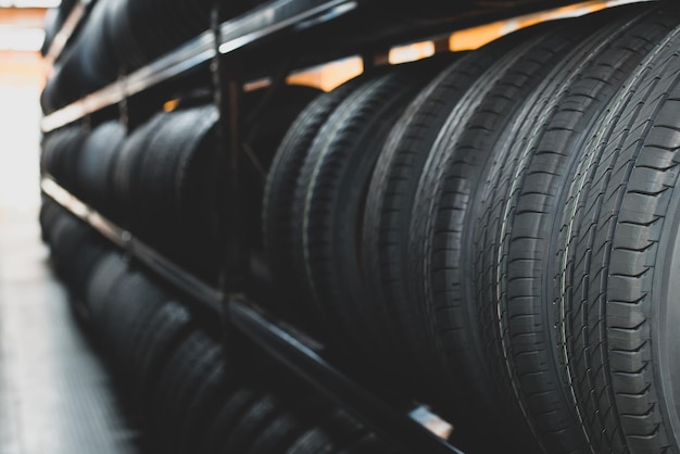 Un nouveau pneu est placé sur le rack de stockage des pneus dans le centre de service automobile Soyez prêt pour les véhicules qui doivent changer de pneus