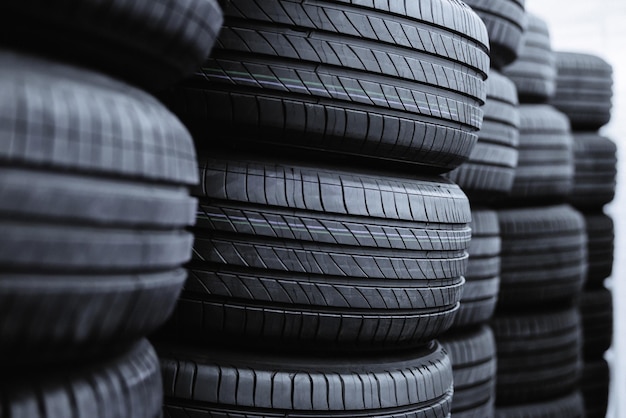 Un nouveau pneu est placé sur le sol dans l'industrie du pneu Soyez prêt pour les véhicules qui doivent changer de pneus