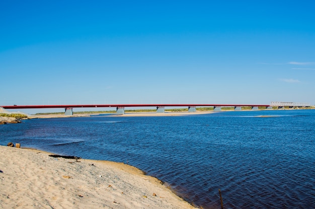 Le nouveau pont sur la rivière Nadym. Yamal.